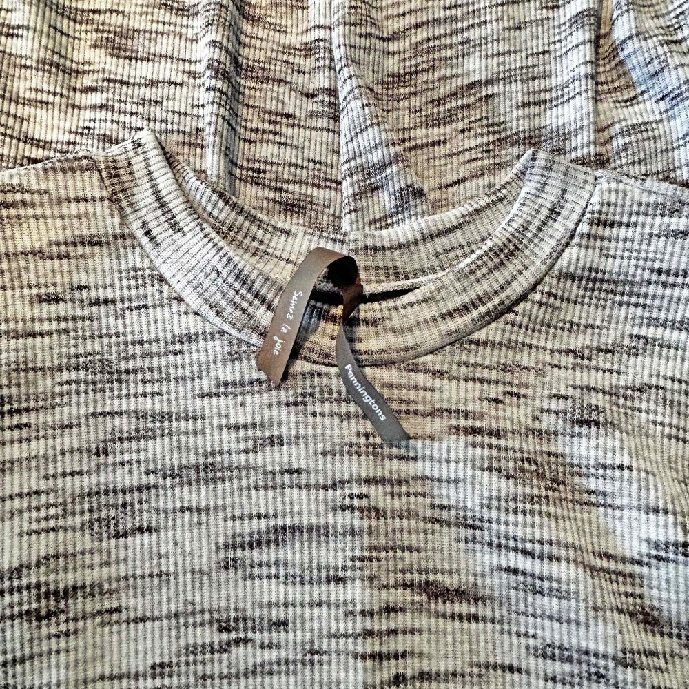 TUNIC, LONG LENGTH, COLOUR: ALMOST WHITE & LIGHT GREY, SIZE 5X, MADE IN CANADA!,